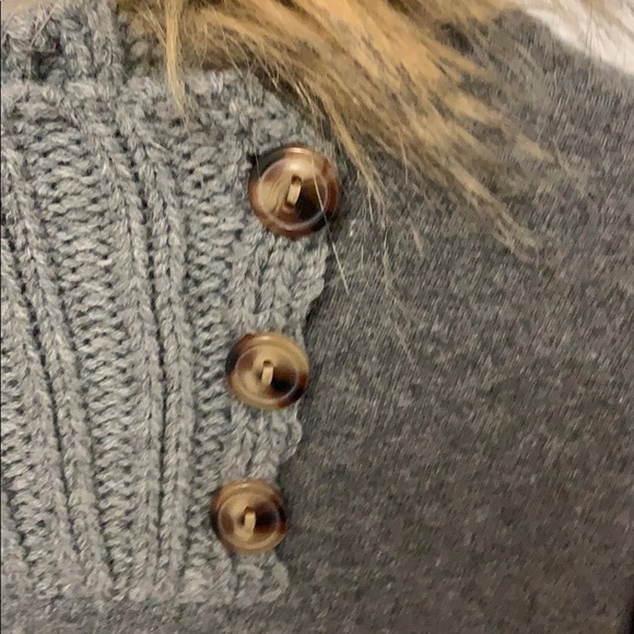 Adorable wool sweater with faux fur collar - Picture 3 of 8